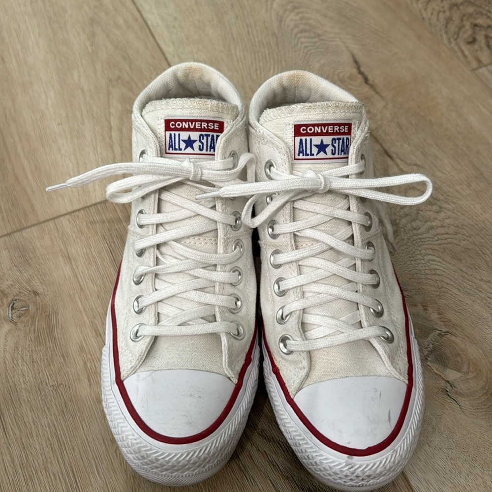 Converse half cab. Excellent condition. Only worn a couple times.